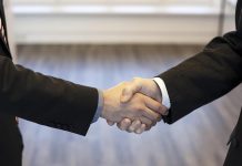 Ajánlói program: hogyan profitálhatsz ismerőseid meghívásából? kézfogás