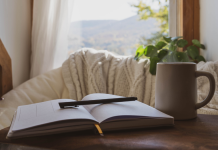 Kreatív reggeli rutinok, amikkel energikusan indíthatod a napod könyv az asztalon